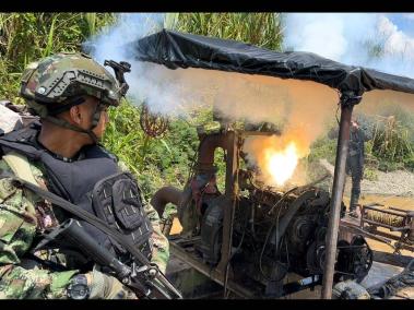 Destrucción de los equipos encontrados por los soldados en el Bajo Cauca.