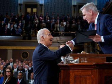 BBC Mundo: Joe Biden saluda a Kevin McCarthy el 7 de febrero de 2023, antes de dar su discurso anual del Estado de la Unión ante el Congreso.
