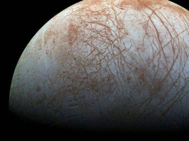 Europa, una de las lunas heladas de Júpiter es el lugar de nuestro Sistema Solar con más posibilidades de albergar vida extraterrestre.