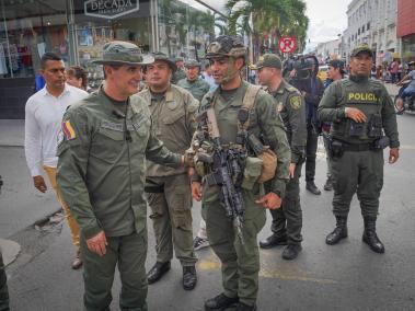 El general Salamanca y la policía nacional recorren el centro de Tuluá