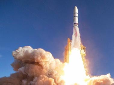 Los satélites ya han sido colocados en la cúspide del cohete Atlas V 501.