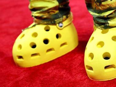Crocs y MSCHF lanzaron unas botas amarillas gigantes.