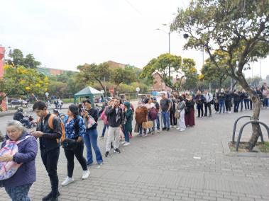 Así se ve la situación en el portal Banderas, usuarios de TransMilenio hacen largas filas.