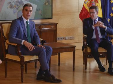 El presidente del gobierno en funciones, Pedro Sánchez, en su reunión con el presidente del Partido Popular, Alberto Núñez Feijóo.