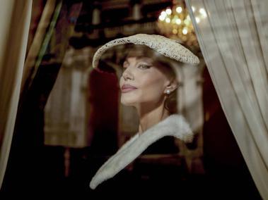 Se revelaron los primeros fotogramas de la cinta, en la que se ve a Jolie en el papel de la Callas.