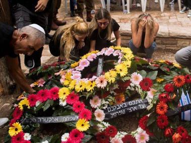 BBC Mundo:  Familiares y amigos del soldado caído de las FDI Afik Rozental, que murió en una batalla con militantes de Hamas, asisten a su funeral el 9 de octubre de 2023