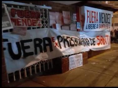 Hinchas de Santa Fe protestan contra Eduardo Méndez