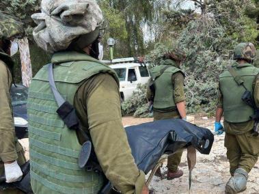 BBC Mundo: Soldados israelíes trasladan cadáveres en el kibutz de Kfar Aza.