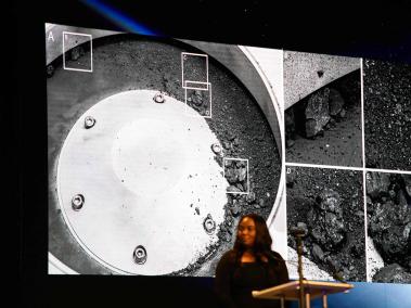 Imagen de algunas de las muestras recogidas en el asteroide durante la rueda de prensa de presentación de OSIRIS-REx.