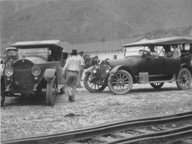Antes de que circularan los primeros autos, como este de comienzos del siglo pasado en Bogotá, ya existían los eléctricos.