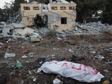 Cadáver de un militante de Hamás en Be'eri, Israel.