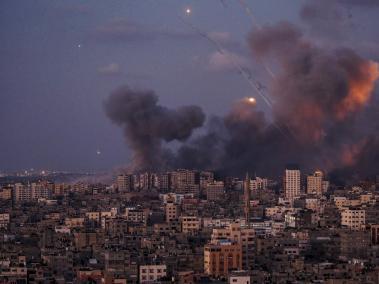 Cohetes lanzados desde la costa de la Franja de Gaza hacia Israel.
