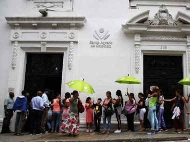 Largas filas de personas en el Banco Agrario de Colombia esperando por el subsidio de Renta Ciudadana, otorgado por el Gobierno Nacional en marzo de este año.