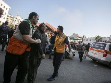 Una mujer palestina herida en un ataque israelí, a la entrada del hospital Al-Shifa de la ciudad de Gaza.