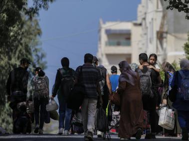 Varias personas evacuan la ciudad de Gaza tras la advertencia israelí.