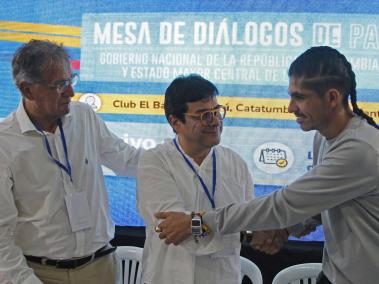 De izquierda a derecha: Camilo González, Danilo Rueda, y Andrey Avendaño.