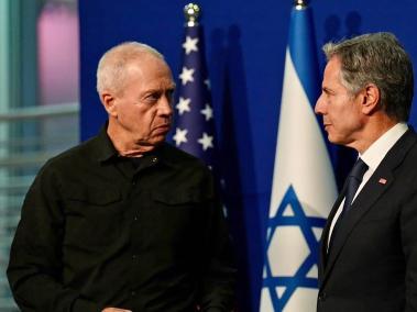 El ministro de Defensa de Israel, Yoav Gallant (izq.) y el Secretario de Estado de EE. UU., Antony Blinken.