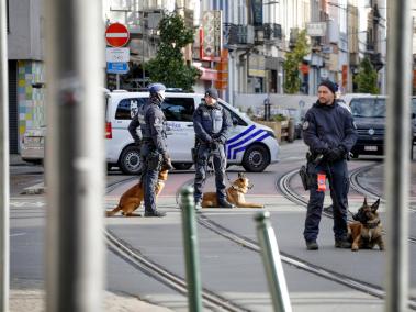 Vista del lugar del atentado del lunes en Bruselas, en el que un hombre atentó contra dos seguidores de la selección de fútbol de Suecia, y en el que un tercero resultó herido grave.