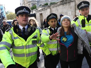 La activista climática sueca Greta Thunberg, detenida a las puertas del InterContinental London Park Lane.