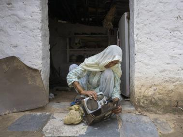 NYT: Zubaida, de 61 años, escucha  transmisiones de radio en Sakras, India, y ha animado a sus hijas a alcanzar metas.