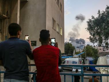 NYT: La confianza en las noticias tradicionales ha caído. Palestinos en el hospital Al Shifa filman el bombardeo de Gaza.