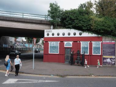 NYT: Una recreación de la fachada del Bar McGurk's en Belfast, Irlanda del Norte, donde una bomba cobró 15 vidas en 1971.