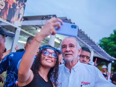 Eduardo Verano en plena campaña en los barrios de Barranquilla.