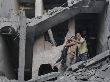 Un niño es rescatado de los escombros de un edificio residencial derribado por un ataque aéreo israelí.
