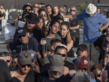 NYT: El funeral de Noa Englander, asesinada en un festival israelí. Dijo un asistente al festival que sintió ira y hoy "sólo me invade la tristeza".