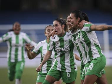 Daniela Montoya y Yoreli Rincón celebran el tercer lugar de Atlético Nacional en la Copa Libertadores femenina.