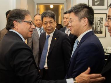Presidente Gustavo Petro en reunión con empresarios chinos que construyen primera línea del Metro.