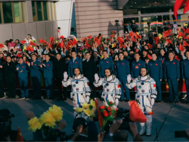 Los astronautas de la misión espacial tripulada Shenzhou-17, el comandante Tang Hongbo (d), Tang Shengjie (c) y Jiang Xinlin (i).