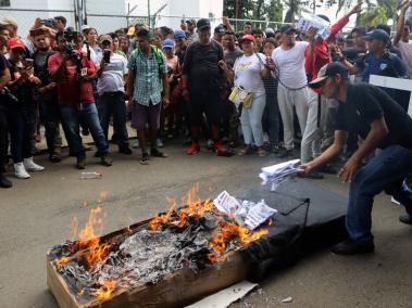 Migrantes se manifiestan hoy por las calles de la ciudad de Tapachula en el estado de Chiapas (México).