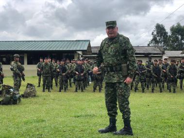 Fuerzas Militares en el Plan Democracia para elecciones regionales 2023. En la foto, el general Helder Giraldo, comandante de las FF. MM., se dirige a soldados que se alistan desde la Tercera División del Ejército en Popayán (Cauca). Foto: 27/10/2023.