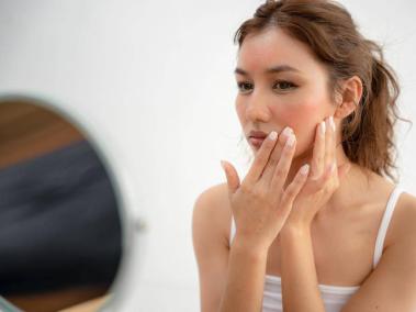 La irritación en la piel puede ser ocasionada por varios productos de maquillaje.