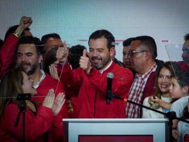 El candidato a la alcaldía de Bogotá Carlos Fernando Galán celebra después de conocer los resultados que lo proclaman como el próximo alcalde de la ciudad de Bogotá. Acompañado por su familia y cientos de sus seguidores celebra en el Cubo de Colsubsidio su victoria en primera ronda
