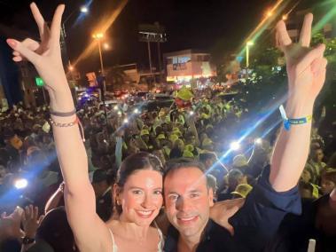 Tatiana Vargas y Alejandro Éder celebrando tras su victoria en la Alcaldía de Cali.