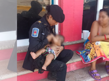 Mujer policía amamantó a bebé.