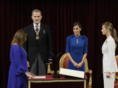 La princesa Leonor (d) jura la Constitución ante la presidenta del Congreso, Francina Armengol (i),