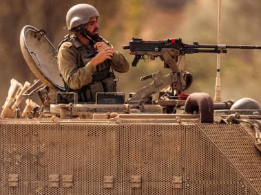 Un soldado del ejército israelí en un vehículo blindado desplegado a lo largo de la frontera con la Franja de Gaza.