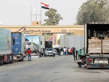 Convoy de ayuda humanitaria con destino a la Franja de Gaza, aparcado frente a la puerta fronteriza de Rafah.