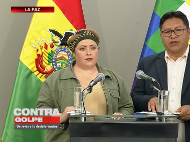 La ministra de la Presidencia, María Nela Prada, junto al vicecanciller, Freddy Mamani, en conferencia de prensa.