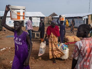 NYT: Personas que huyeron de la guerra en Sudán en un centro de procesamiento en Renk, Sudán del Sur.