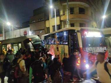 Accidente de tránsito entre un bus y dos coches del Tranvía en Medellín