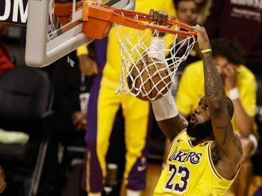 LeBron James anotando con LA Lakers.