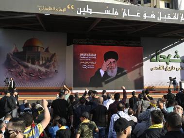 Seguidores de Hezbolá reaccionan mientras ven en una pantalla el discurso del líder del grupo, Hassan Nasrallah.