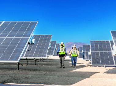Al ser una región con luz solar y vientos la mayor parte del año, y en algunas zonas abundante en agua, América Latina podría convertirse en una potencia de energía limpia, competitiva en energía solar, eólica e hidráulica e, incluso, de hidrógeno. En la foto, una planta solar en el desierto de Atacama, en Chile.