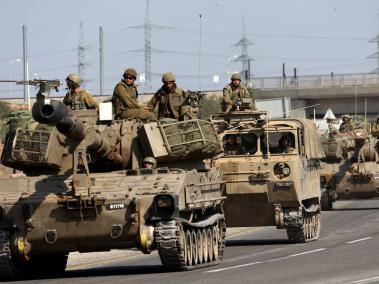 Una unidad de blindados del ejército israelí avanza hacia la frontera con la Franja de Gaza.