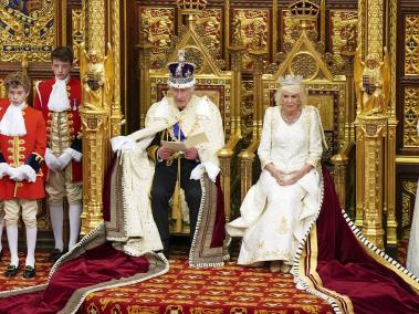 La reina Camila y el Rey Carlos III mientras lee el discurso del Rey en la Apertura del Parlamento.