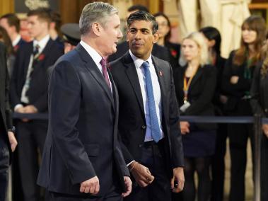 El primer ministro británico, Rishi Sunak, y el líder del principal partido laborista de la oposición, Keir Starmer (izquierda), durante la apertura del Parlamento.